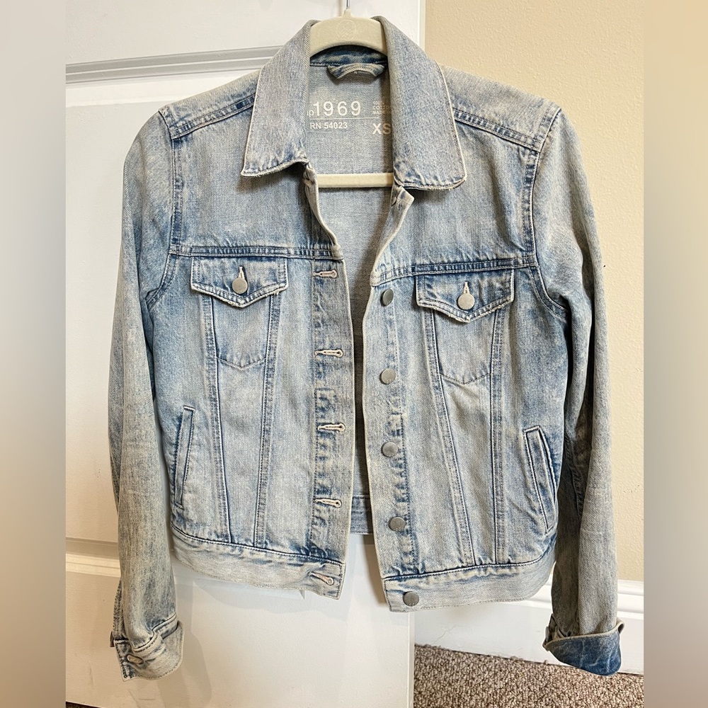 Gap 1969 light wash blue jean jacket RN 54023 size XS